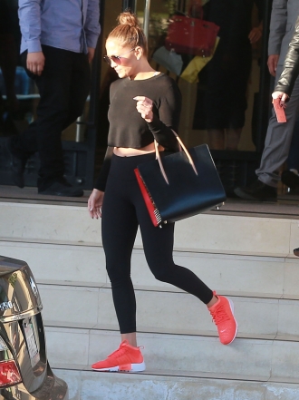 10 famosas que llevan leggins dentro y fuera de aviones