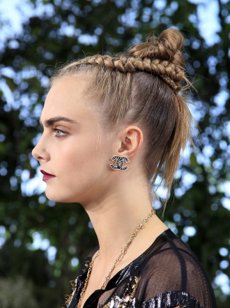 Pasa del clásico moño y arriesga en tu peinado de graduación