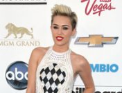 El look de Miley Cyrus: sus mejores vestidos