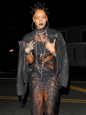 Vestidos transparentes: looks más sexys de famosas con transparencias