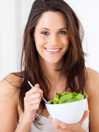 Ensalada de fideos de arroz con mango y aguacate