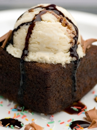 Brownie con helado de vainilla y crema de chocolate caliente
