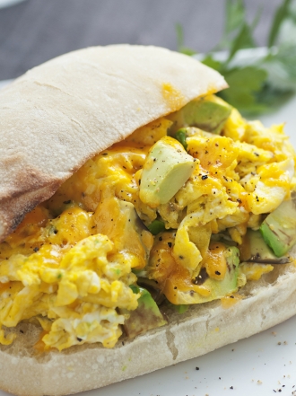 Huevos revueltos con aguacate