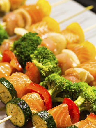 Pinchos finos de salmón con verduras