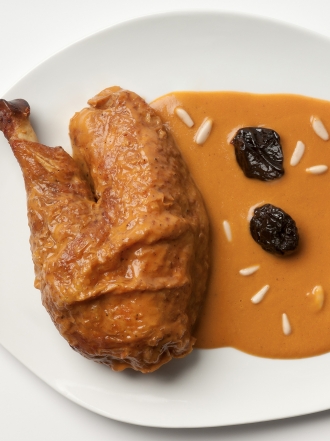 Muslos de pollo con piñones