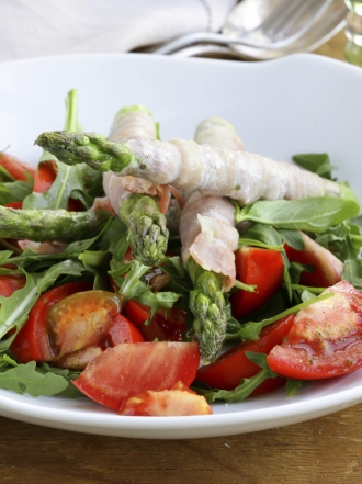 Ensalada de espárragos trigueros con tomates