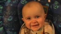 Vídeo de un bebé llorando de la emoción por una canción de su madre