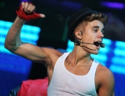 Justin Bieber, imán para botellazos y su reacción infantil en un concierto