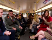 Kate Middleton y el príncipe Guillermo ¡cogiendo el autobús!