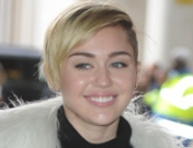 Miley Cyrus, robada: de las jaulas sadomasoquistas a la comisaría