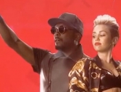 Una irreconocible Miley Cyrus en el videoclip de Will.i.am