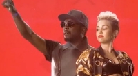 Una irreconocible Miley Cyrus en el videoclip de Will.i.am