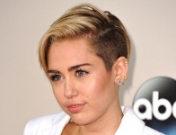 Miley Cyrus no entiende la Navidad: la felicitación más sexual