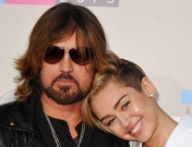 La familia de Miley Cyrus de destapa en internet