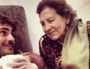 Sara Carbonero tira de su suegra: Martín Casillas, con su bisabuela