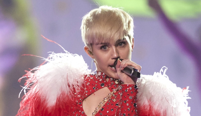 El vídeo depravado de Miley Cyrus: así degustaba el tanga de una fan