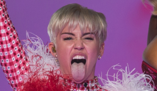 Miley Cyrus besa a Katy Perry en su 'educadora' Bangerz Tour