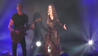 Malú se emociona por la muerte de su tío Paco de Lucía en su concierto de Zaragoza