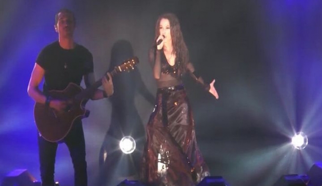 Malú se emociona por la muerte de su tío Paco de Lucía en su concierto de Zaragoza