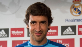 Raúl González también se retira: Puyol ya tiene compañía