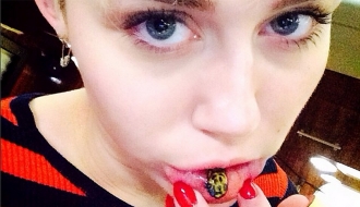 La última locura de Miley Cyrus: tatuarse un tigre en el labio