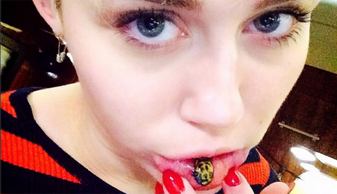 La última locura de Miley Cyrus: tatuarse un tigre en el labio
