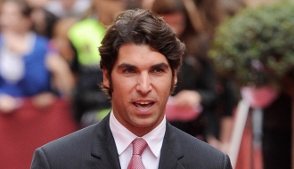 La mala suerte de Cayetano: se rompe una pierna y Eva González, con Jordi Cruz