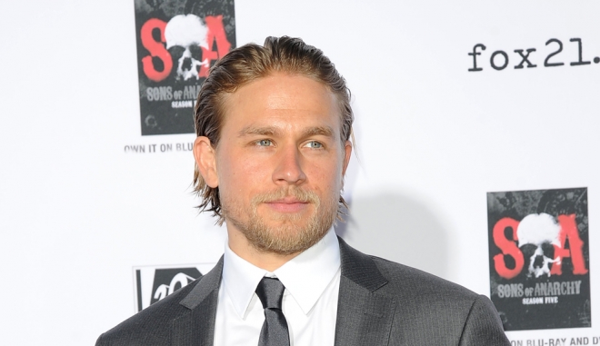50 sombras de Grey hunde a Charlie Hunnam