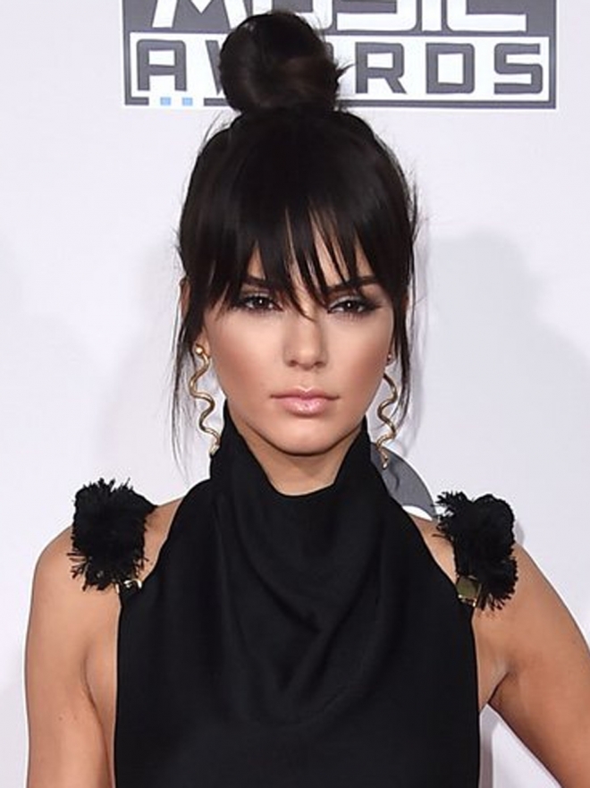 Kendall Jenner: cómo conseguir un flequillo falso paso a paso