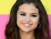Selena Gómez cambia a Justin Bieber por Laurence Fishburne
