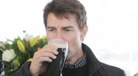 Tom Cruise se prepara para el Apocalipsis con cerveza: llega Oblivion