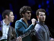 Los Jonas Brothers la lían en Twitter: su single Pom Poms es un éxito
