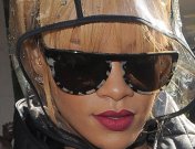 Rihanna, a 'microfonazo' limpio con un fan en su concierto: el vídeo