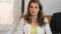 El look más juvenil de Letizia: primaveral y de amarillo