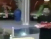 De premio, un bebé: el polémico concurso de televisión paquistaní que regala niños