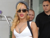 Rihanna muestra su fe poniéndose una cruz metálica entre los dientes