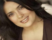 Salma Hayek y sus raros trucos de belleza: no lavarse la cara, raparse el pelo...