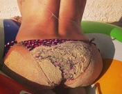 Rihanna pasa de todo, lo único que le importa es su trasero en bikini