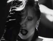 Lady Gaga hace un guiño a su carrera en el nuevo videoclip de Applause