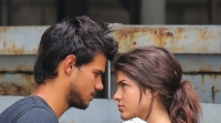 Taylor Lautner, cabizbajo tras viajar sin su novia Margie Avgeropoulos