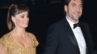 Penélope Cruz y Javier Bardem salen de la cueva tras el nacimiento de Luna