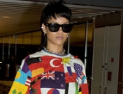 Rihanna cambia su vestido internacional por un bolso en forma de pene