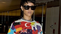 Rihanna cambia su vestido internacional por un bolso en forma de pene