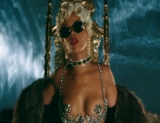 Rihanna quiere demostrar que es mejor que Miley Cyrus en su nuevo videoclip