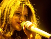 Selena Gomez copia a Jennifer Lawrence durante un concierto: ¡todo el mundo al suelo!