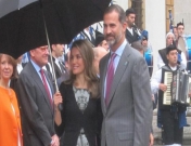 Letizia y el Príncipe Felipe disfrutan de su amor bajo la lluvia