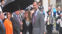 Letizia y el Príncipe Felipe disfrutan de su amor bajo la lluvia