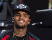 Chris Brown, ex novio y maltratador de Rihanna, también pega a los hombres