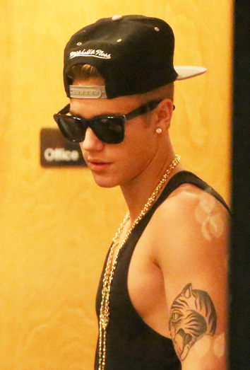 Justin Bieber atropelló a un fotógrafo a la salida de un restaurante Justin Bieber atropelló a un fotógrafo a la salida de un restaurante
