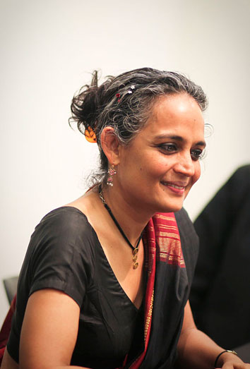 La mujer del día es Arundhati Roy